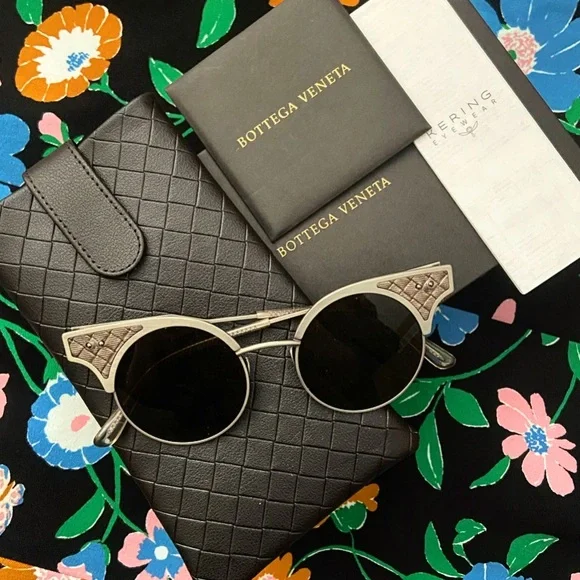 NWOT*Bottega Veneta Sunglasses display picture 3